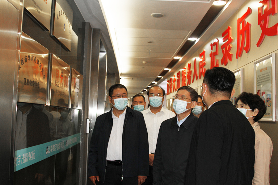 全国人大常委会副委员长郝明金视察智秦数字出版集团(图2)